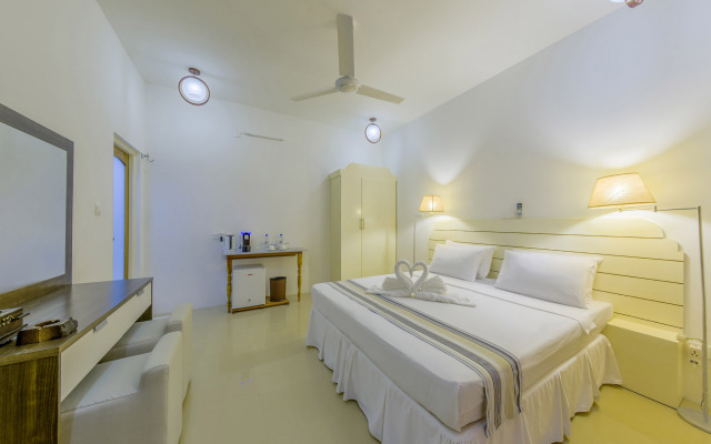 Dhigurah Retreat Beach Hotel