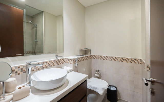 Keyrock Chic 2BR Escape Pool & Lake View Apartments