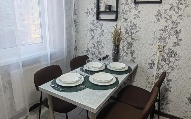 Bolshaya Uyutnaya Dvukhkomnatnaya Kvartira Flat