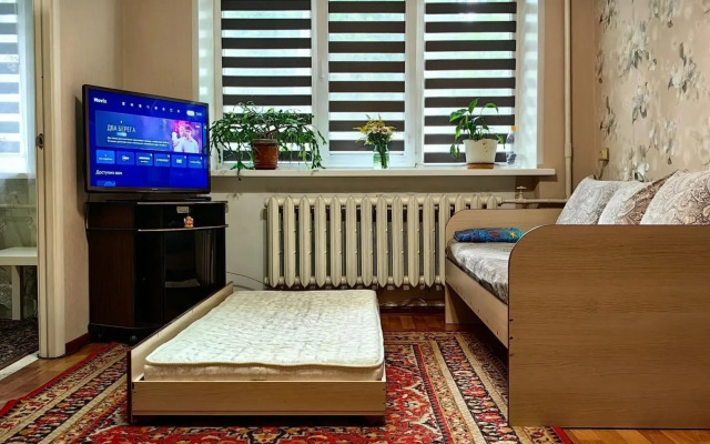 U Ostanovki Gostsirk Flat