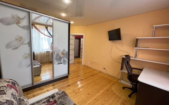 Na Ulitse Revolyutsii 3 Flat
