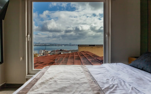 Jacuzzi across Bosphorus Apartments