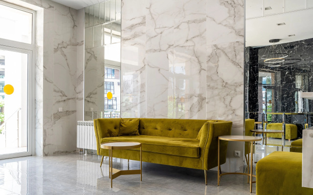 Uyutnaya s basseynom vozle morya Flat