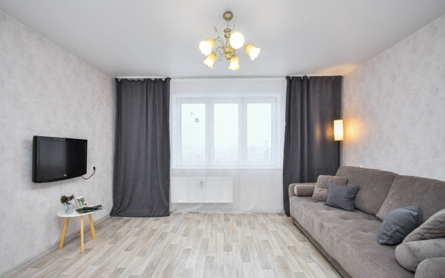 Prostornaya Kvartira Vozle SFU Flat