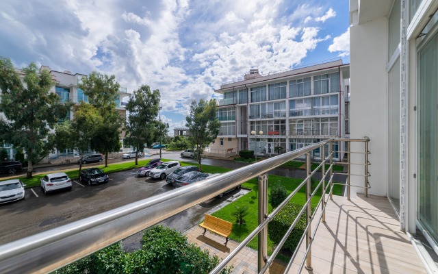 Prostornaya dlya gostey 6kh s krovatkoy i pelenal'nym stolikom dlya detey i kukhonnoy zonoy Flat