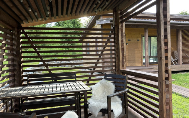 Частный дом на берегу реки