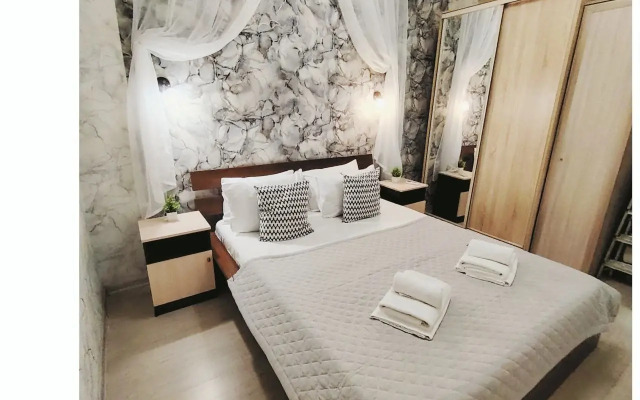 Na tsokol'nom etazhe spasayushchiye ot zhary s kukhonnoy zonoy Flat