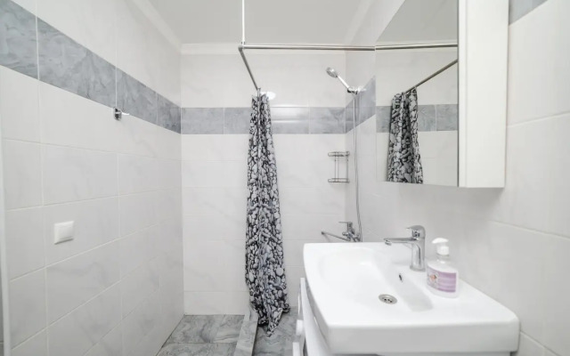 Apatrkhaus 7 na Initsiativnoy Apartment