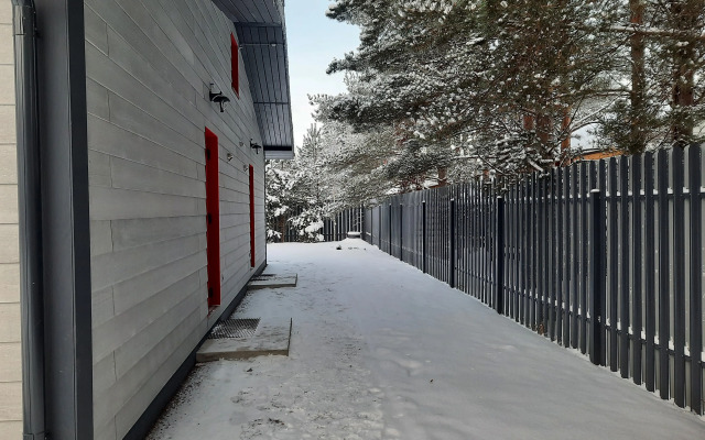 Частный дом у леса