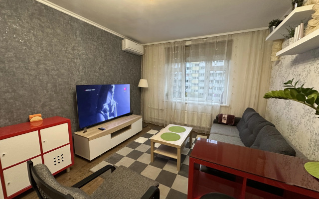 Yevrodvushka Poema-Apart Na Yesenina Flat