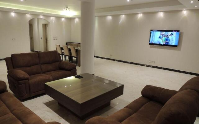 Sultan Luxurious Townhouse Near Auc Apartments