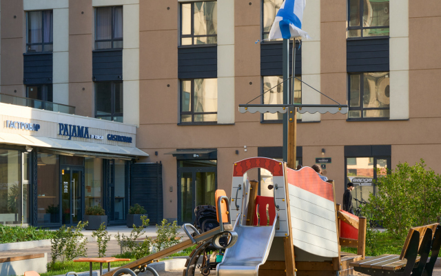 u Pulkovskogo parka s panoramnymi oknami Flat