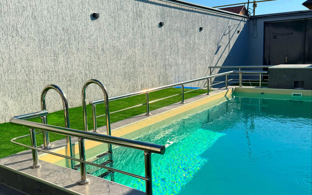 Гостевой дом Дом с бассейном на берегу