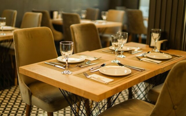 Aram Hotel