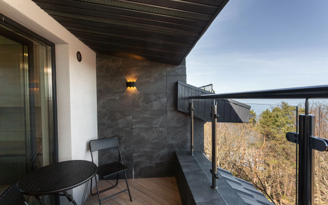 Квартира с Мансардными Окнами и Видом на Море