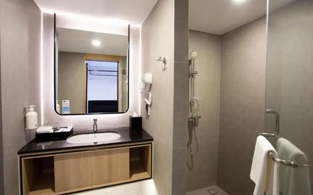 Holiday Inn Express and Suites Bangkok Central Pier by IHG
