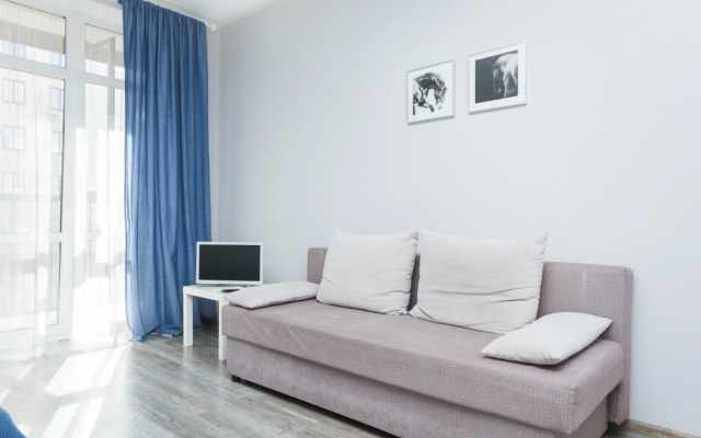 Светлая студия Этажидейли с балконом в Центре