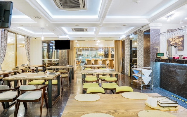 Men'K Kings Hotel