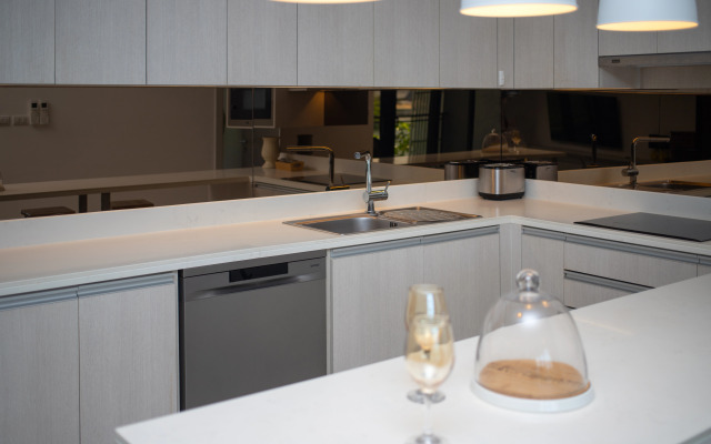 Апартаменты Три спальни с видом на море и озеро