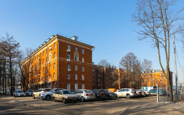 Komfortabelnie U Metro Okruzhnaya Apartments