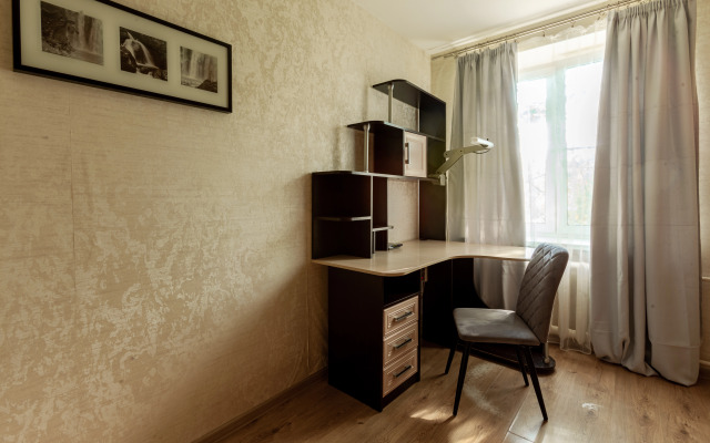 Dvukhkomnatnaya vblizi Petergofskikh fontanov Flat