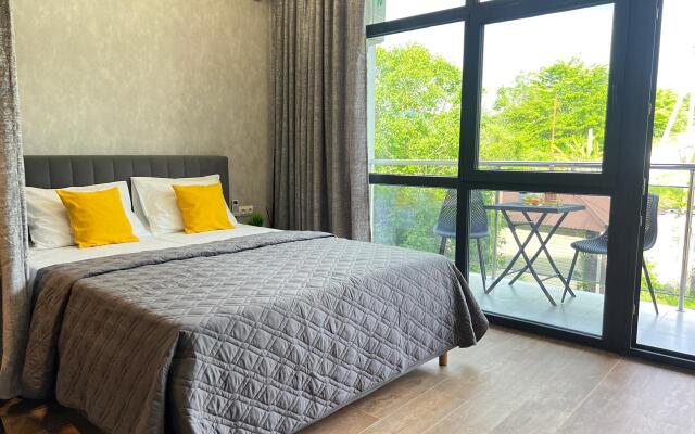 4kh mestnye apartamenty s balkonom i basseynom Apartments