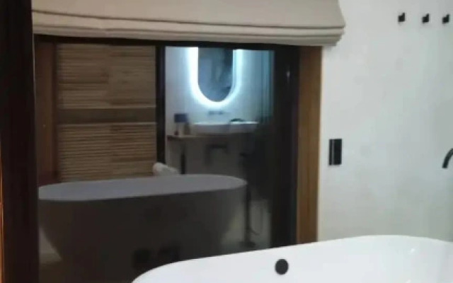 Коттедж Экоранчо Лодж-студия с панорамной ванной и сауной