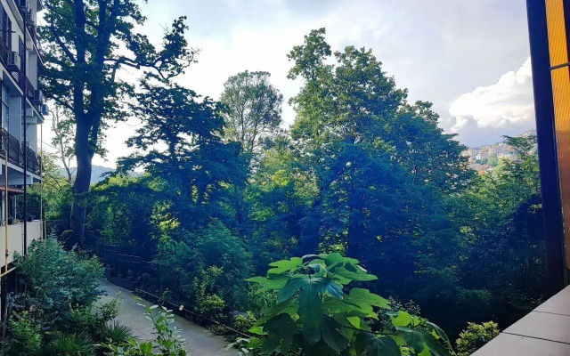 S Lodzhiey i Vidom na Les Flat