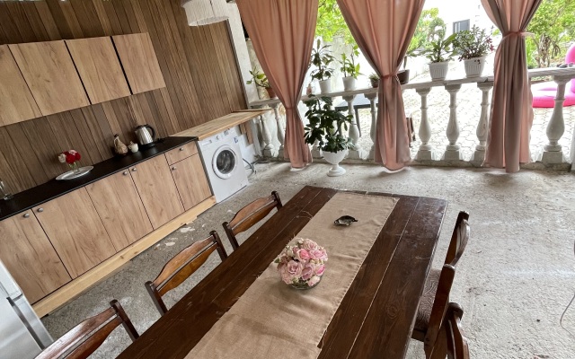 Leona Guest House