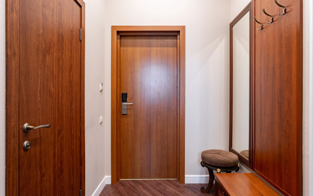 Квартира Евро-Двухкомнатная с Видом на Канал и Высокими Потолками