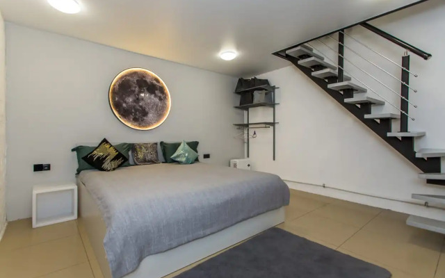 Novye trekhurovnevye apartamenty s vyhodom na Arbat Apartments