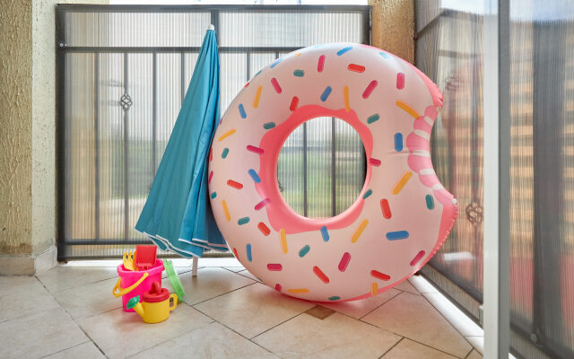 In the center of the Riviera Park Apartments