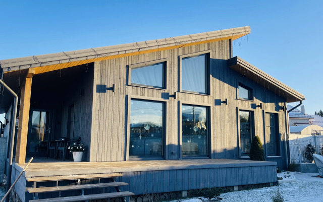 Частный дом у озера