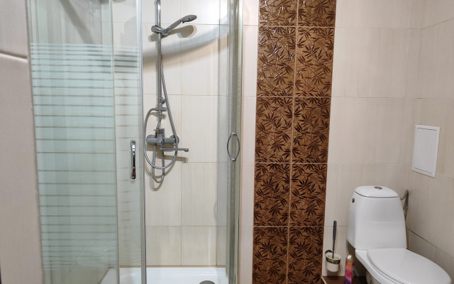 Dvukhurovnevaya U Morya Flat