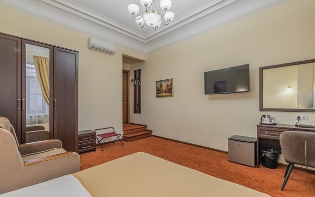 Solo in Nevsky Prospect Guest house