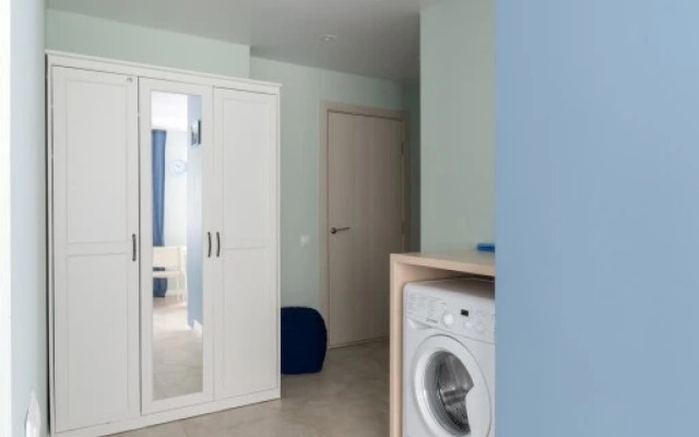 Klassicheskaya studiya s dvuspalnoy krovatyu i divanom Apartments