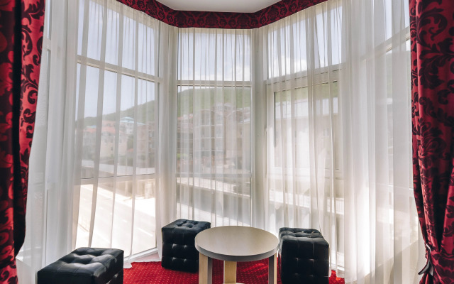 Delmont Hotel