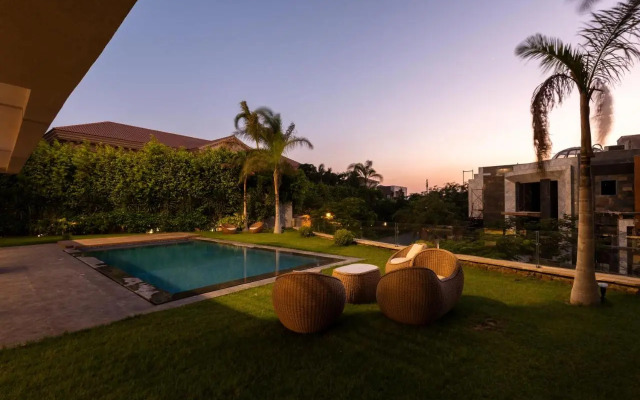 Settle Inn Luxury Swan Lake Villa