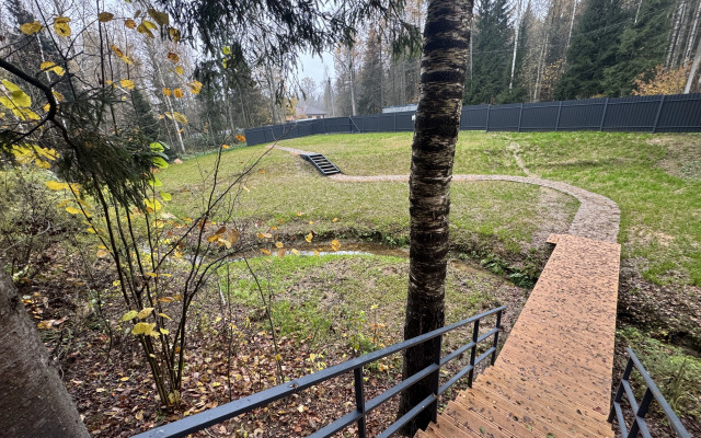 Частный дом Дом в лесу у ручья