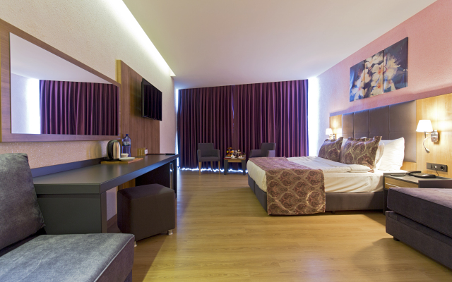 Отель Euphoria Batumi Convention & Casino Hotel