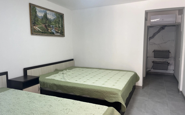 Trekhmestny Uluchshenny S Vannoy Komnatoy Apartment