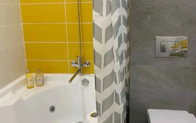 S Dizaynerskim Remontom na Lomonosova 43 Flat