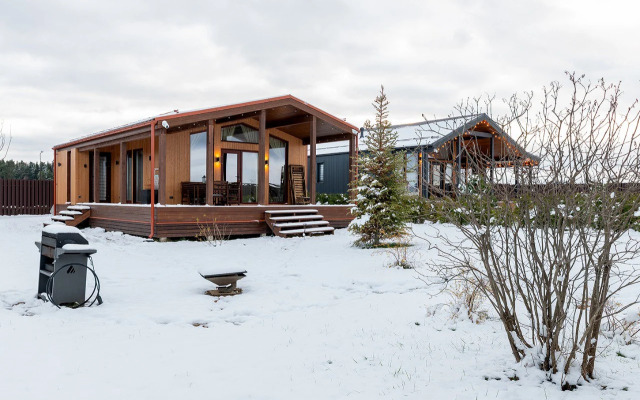 Частный дом уютный с панорамными окнами с выходом на террасу