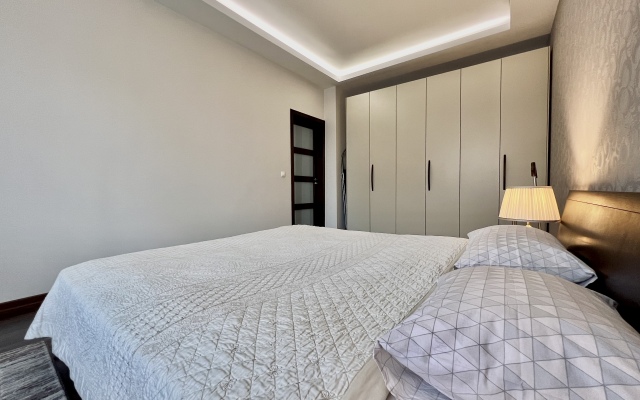 4-room Vip on 30 Independence Avenue Center Apartments