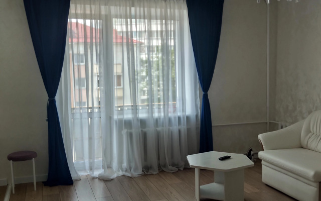 U Glavnoy Ploschadi Pobedy Flat