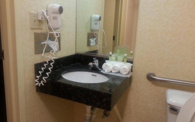 Отель Comfort Inn & Suites