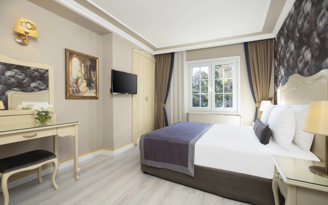 Raymond Old City Hotel