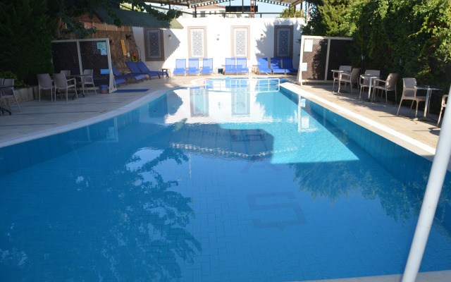 Megas Hotel