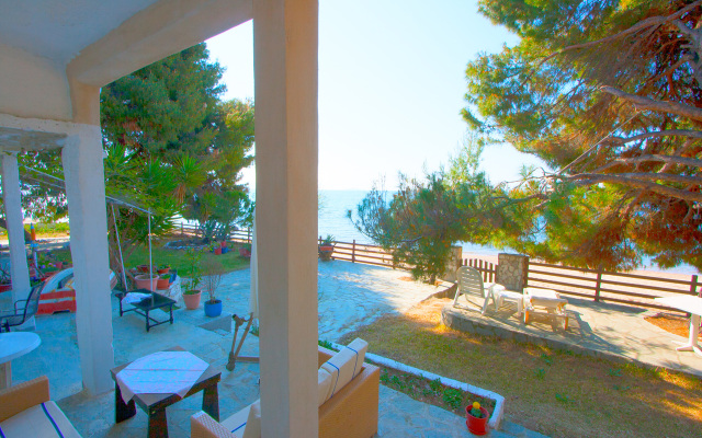 Barlee BeachFront House Metamorfosi Guest House