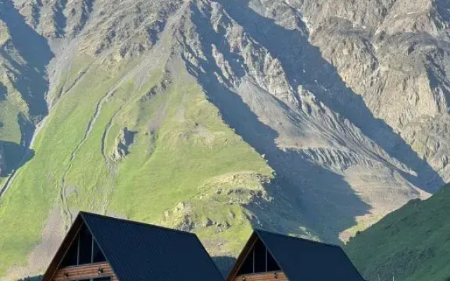 Отель Traveler's Cottages in Kazbegi